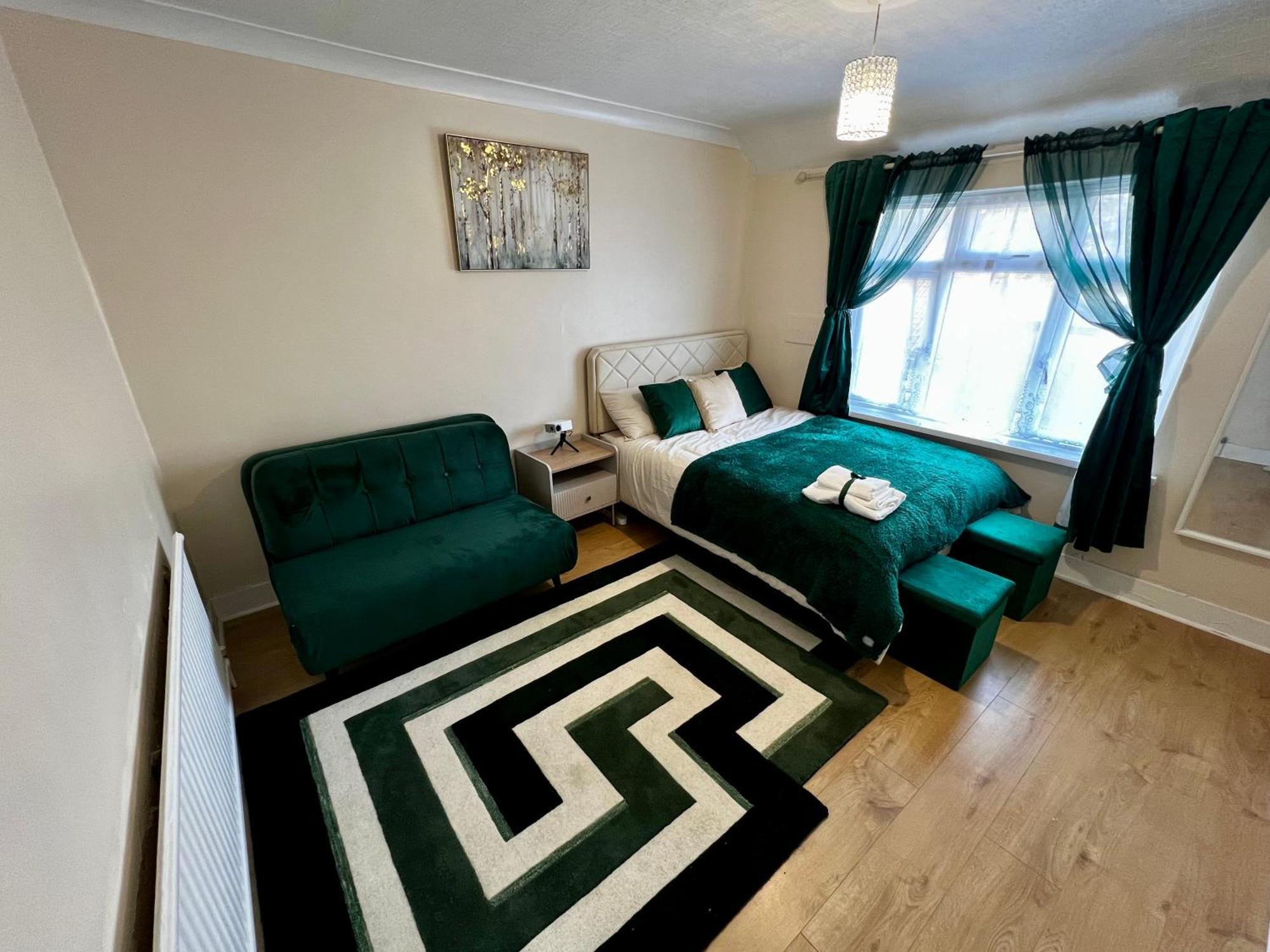 Luxurious Cozy London Cranford